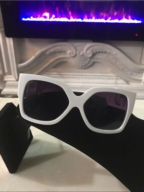 Fashion Jewelry White Oversized Sunglasses with Dark Lenses